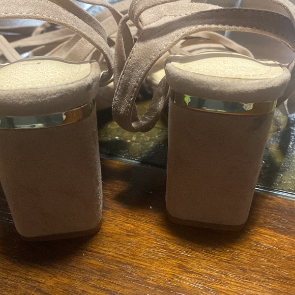 Size 7.5 strap up shoes. Tan slippers shoes in excellent condition worn once. - Picture 4 of 5